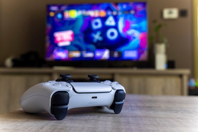 Manette PS5 avec une TV