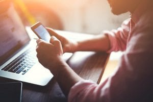 homme téléphone ordniateur forfait mobile sfr