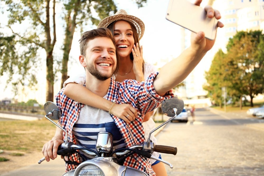 homme et femme heureux smartphone haut de gamme
